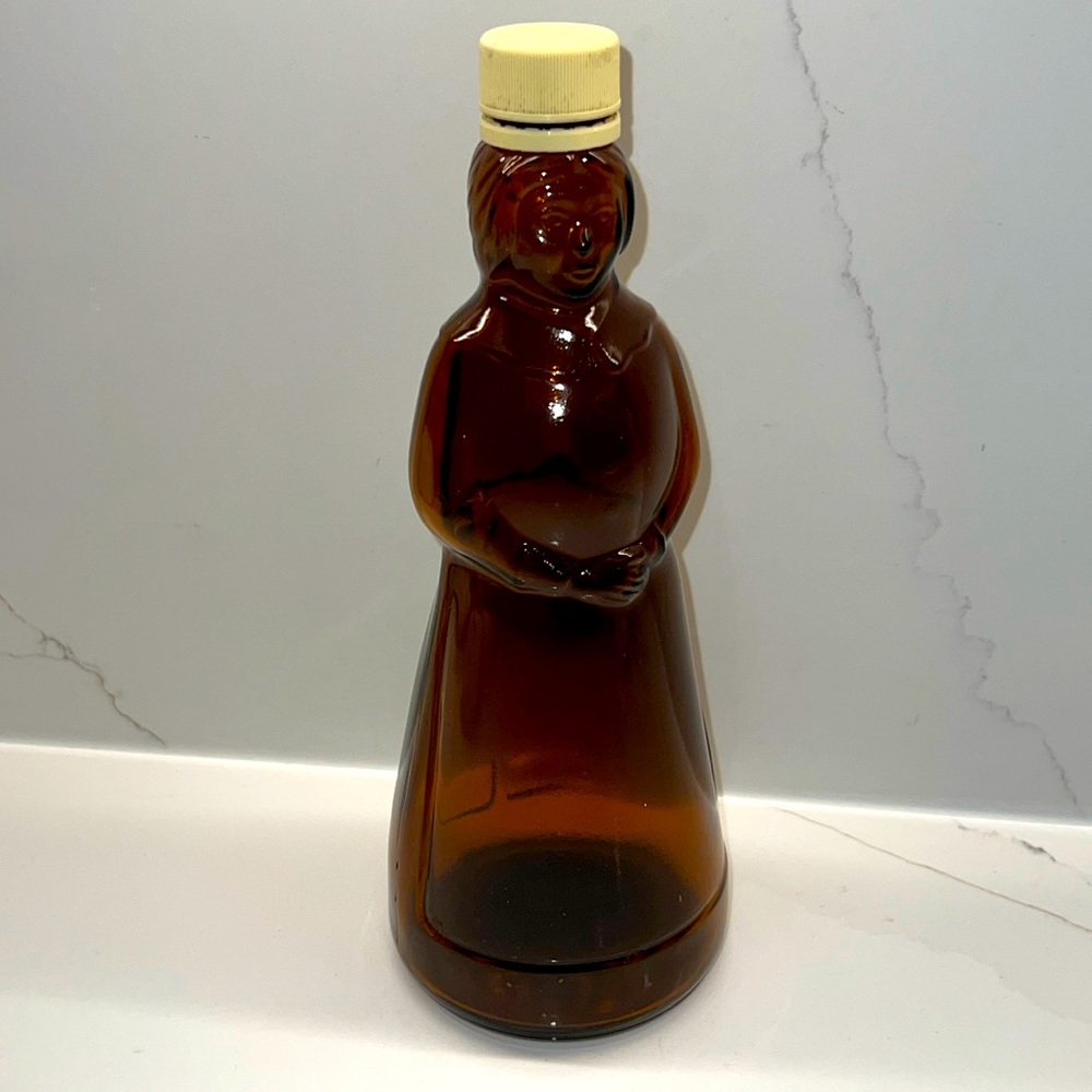Vtg Mrs. Butterworth Amber Brown Glass Syrup Bottle with original lid 10” Tall